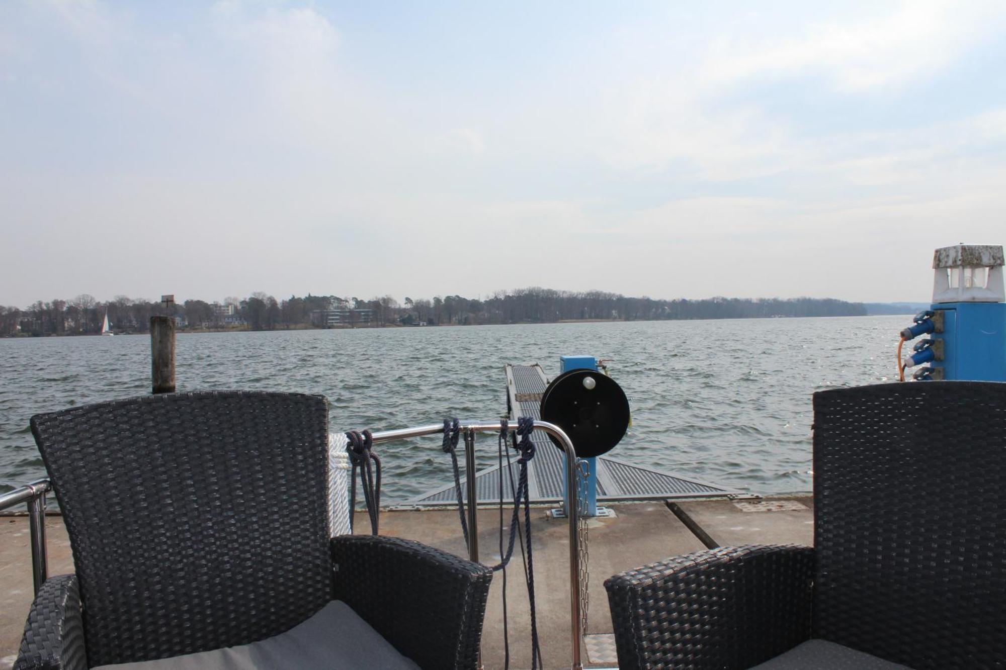Hotel WOHLFÜHLBOOT Hausboot - Festlieger im Hafen Bad Saarow - WC an Bord, Dusche an Land Exterior foto